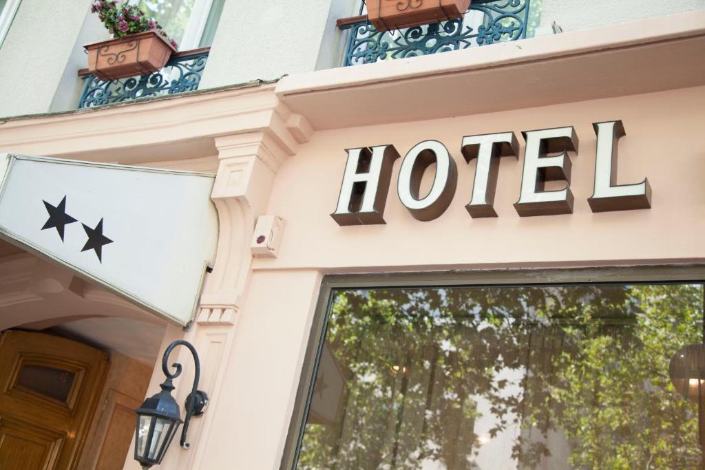 Hotel Des Pyrenees - Entre Bastille Et Nation Paris Exterior photo