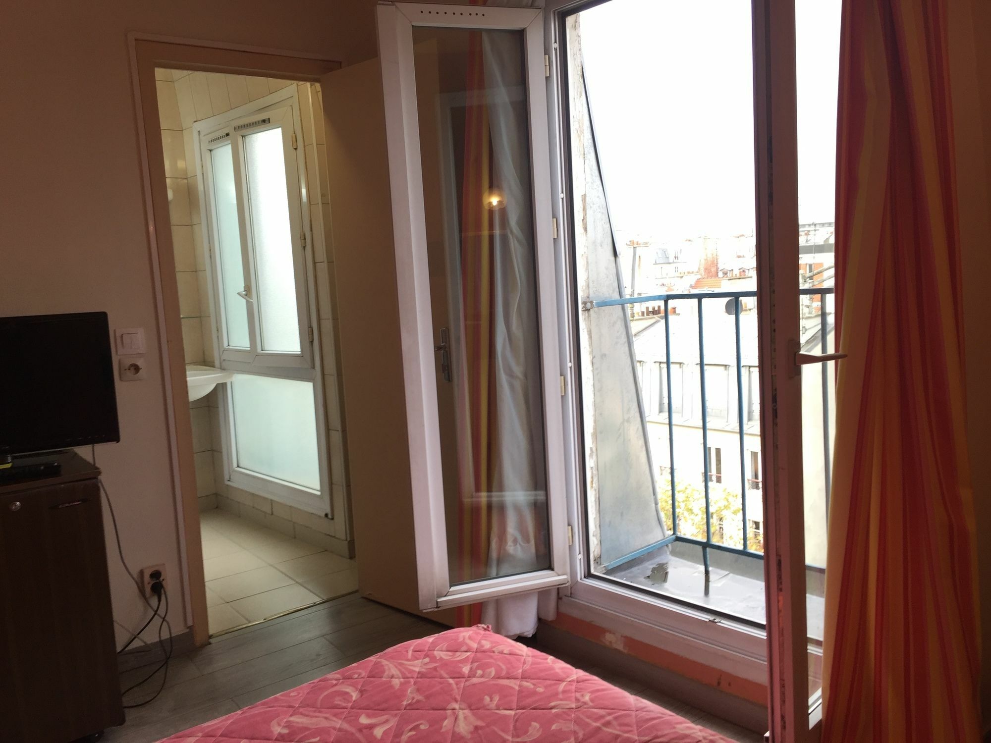 Hotel Des Pyrenees - Entre Bastille Et Nation Paris Exterior photo